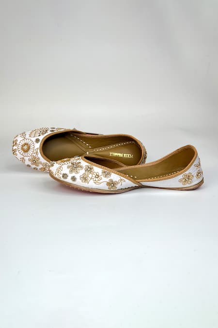 Pixie Pearlz White Nakshi Noor Floral Embroidered Juttis 