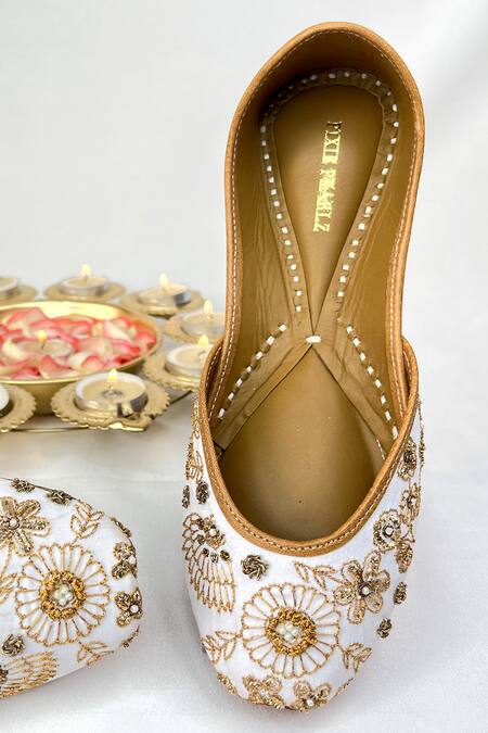 Pixie Pearlz_White Nakshi Noor Floral Embroidered Juttis_Online_at_Aza_Fashions