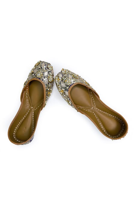 Pixie Pearlz Salam Sitara Hand Embroidered Juttis 