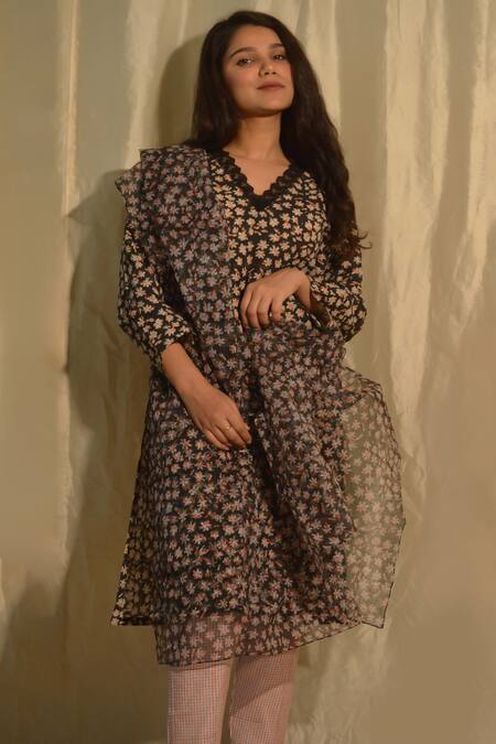 Studio Malang Black Cotton, Kota Doria Lace V-neck Straight Floral Pattern Kurta Pant Set Online at Aza Fashions Studio Malang_Black Cotton, Kota Doria Lace V-neck Straight Floral Pattern Kurta Pant Set_Online_at_Aza_Fashions