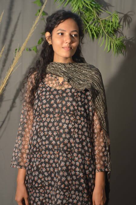Studio Malang_Black Kota Doria Split V-neck Floral Pattern Kurta Pant Set_Online_at_Aza_Fashions