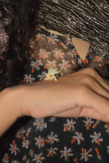 Buy_Studio Malang_Black Kota Doria Split V-neck Floral Pattern Kurta Pant Set_Online_at_Aza_Fashions