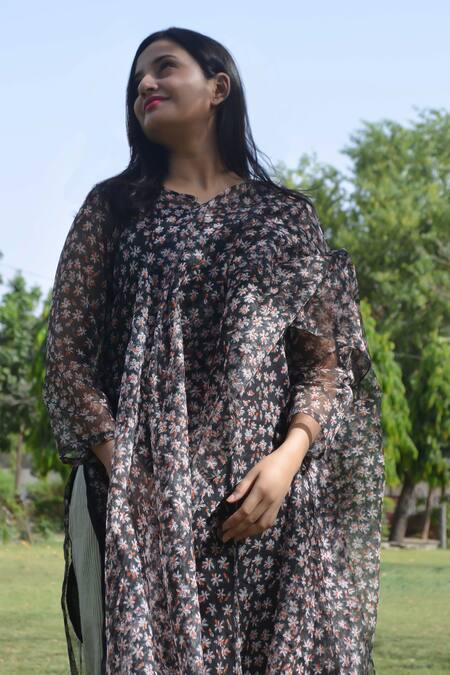 Shop_Studio Malang_Black Kota Doria Split V-neck Floral Pattern Kurta Pant Set_Online_at_Aza_Fashions
