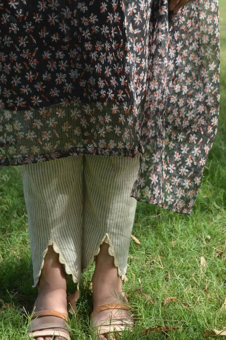 Buy_Studio Malang_Black Kota Doria Split V-neck Floral Pattern Kurta Pant Set