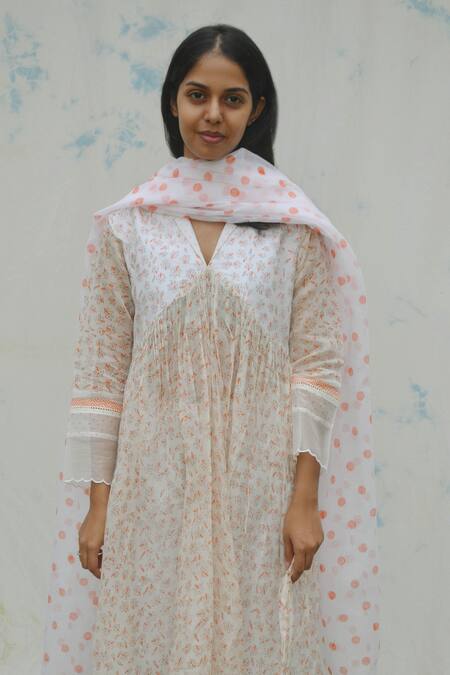 Shop_Studio Malang_White Chanderi Shawl Collar Scalloped Hem Kurta Pant Set_Online_at_Aza_Fashions