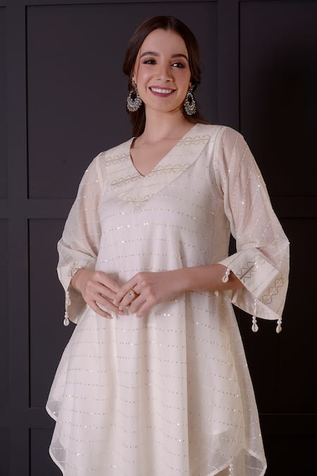 Surabhi Arya_White Chanderi Sequins V-neck Embroidered Kurta And Pant Set _at_Aza_Fashions