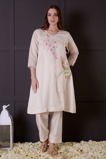 Buy_Surabhi Arya_White Chanderi Embroidery, Sequins V-neck Floral Hand Kurta And Pant Set _Online_at_Aza_Fashions