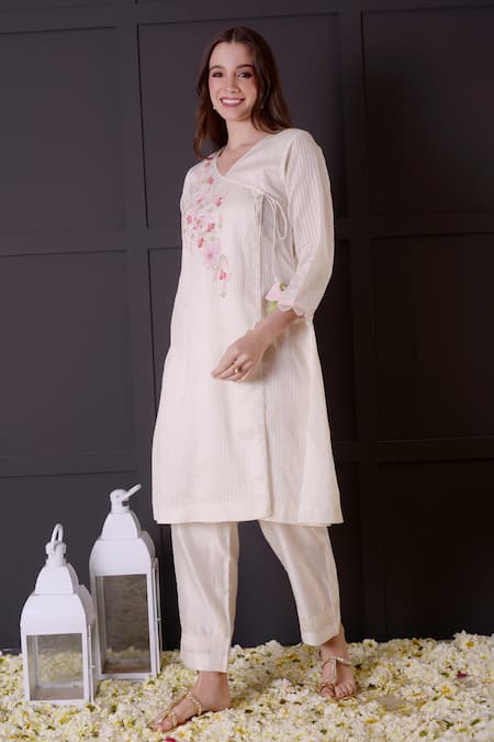 Shop_Surabhi Arya_White Chanderi Embroidery, Sequins V-neck Floral Hand Kurta And Pant Set _Online_at_Aza_Fashions