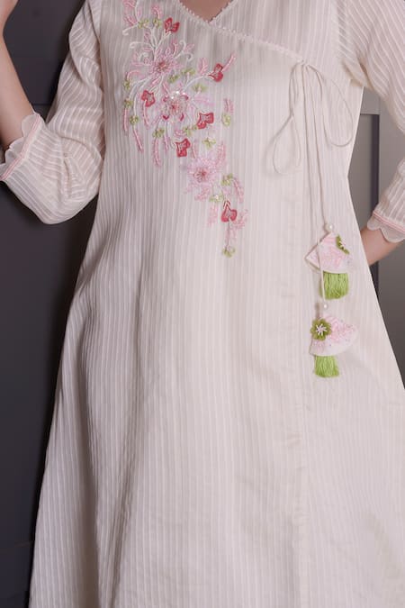 Buy_Surabhi Arya_White Chanderi Embroidery, Sequins V-neck Floral Hand Kurta And Pant Set 
