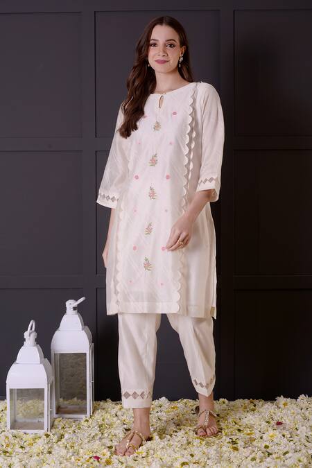Surabhi Arya_White Chanderi Embroidery Round Neck Kurta And Pant Set _Online_at_Aza_Fashions