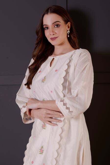 Surabhi Arya_White Chanderi Embroidery Round Neck Kurta And Pant Set _at_Aza_Fashions