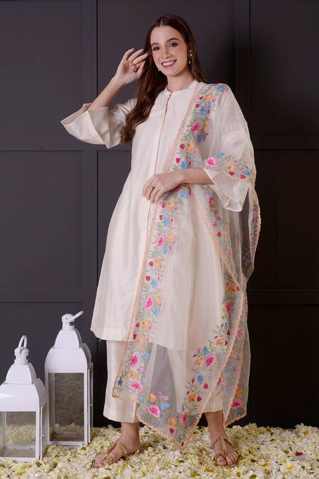 Surabhi Arya_White Chanderi, Organza Embroidery Bandeau Neck Collar Kurta Pant Set _Online_at_Aza_Fashions