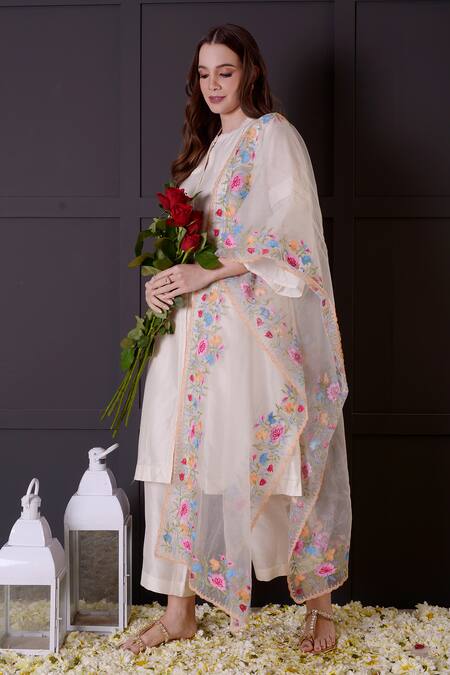 Surabhi Arya_White Chanderi, Organza Embroidery Bandeau Neck Collar Kurta Pant Set _at_Aza_Fashions