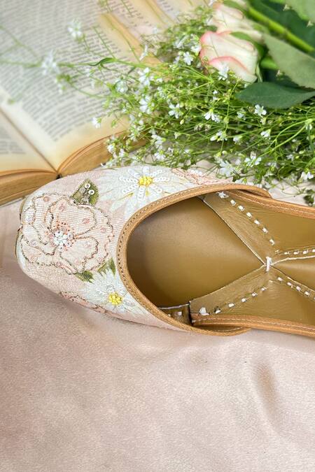 Pixie Pearlz_Peach Dreamy Hues Floral Print Juttis _Online_at_Aza_Fashions