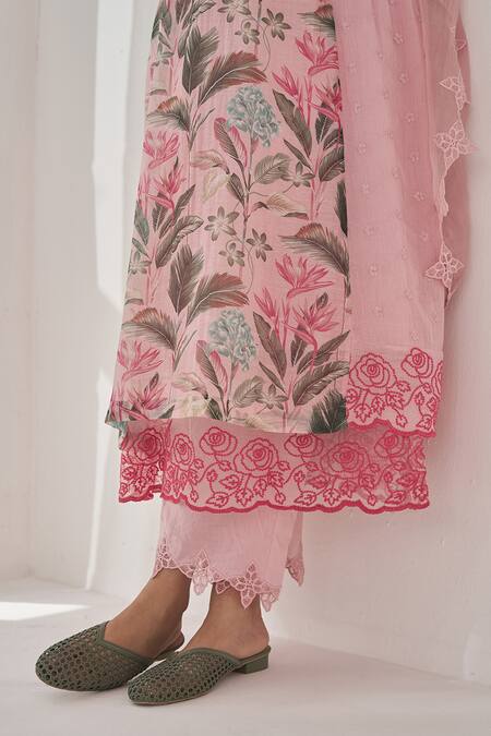 Naaz By Noor Pink Cotton, Organza Lace, Embroidery V-neck Gulshan Baano Side Panel Kurta Set Online at Aza Fashions Naaz By Noor_Pink Cotton, Organza Lace, Embroidery V-neck Gulshan Baano Side Panel Kurta Set _Online_at_Aza_Fashions