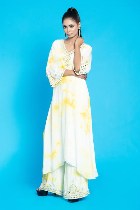 Aurouss Ivory Crepe Mirrors V-neck Mug Dye Print Kurta With Palazzo Online at Aza Fashions Aurouss_Ivory Crepe Mirrors V-neck Mug Dye Print Kurta With Palazzo _Online_at_Aza_Fashions