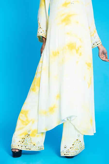 Aurouss Ivory Crepe Mirrors V-neck Mug Dye Print Kurta With Palazzo at Aza Fashions Aurouss_Ivory Crepe Mirrors V-neck Mug Dye Print Kurta With Palazzo _at_Aza_Fashions