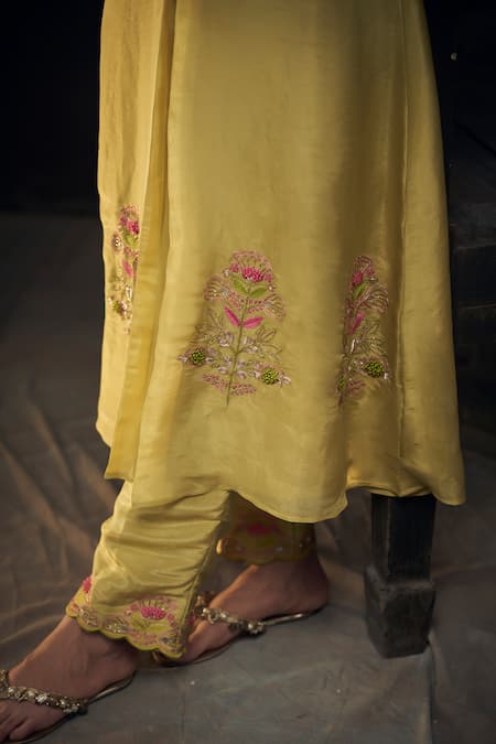 Buy_Hirika & Dhruti_Green Tissue Embroidery V-neck Floral Butta Kurta Pant Set _Online_at_Aza_Fashions