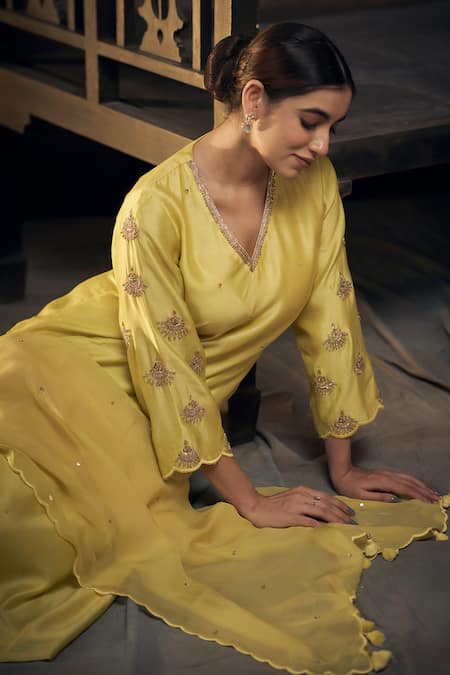 Hirika & Dhruti Chaand Embroidered Kurta Set 