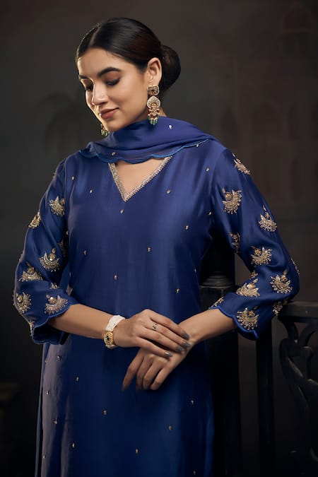 Hirika & Dhruti Chaand Embroidered Straight Kurta Set 