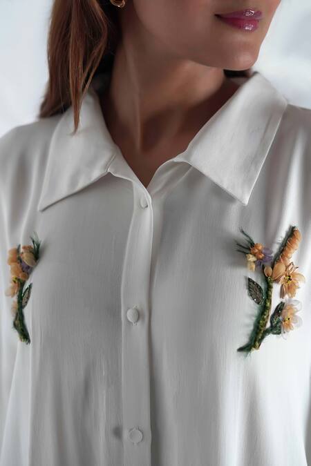 Seesa White Viscose, Georgette Ilana Asymmetric Hand Painted Applique Kaftan at Aza Fashions Seesa_White Viscose, Georgette Ilana Asymmetric Hand Painted Applique Kaftan _at_Aza_Fashions