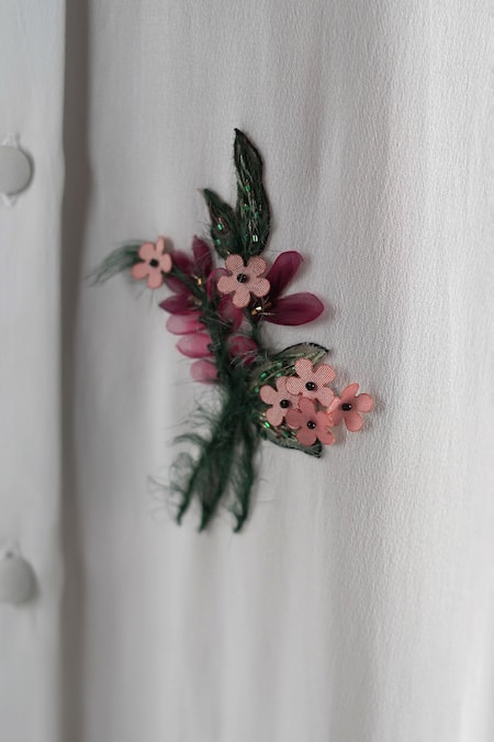 Buy Seesa White Viscose, Georgette Ilana Asymmetric Hand Painted Applique Kaftan Buy_Seesa_White Viscose, Georgette Ilana Asymmetric Hand Painted Applique Kaftan