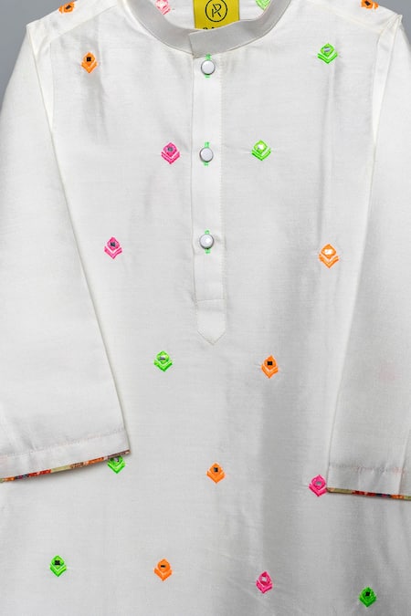 Para_White Spun Silk Embroidery Floral Butti Work Kurta With Pant_Online_at_Aza_Fashions