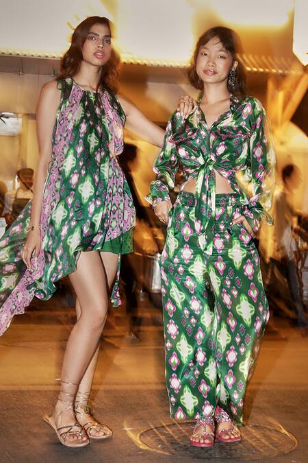Buy_Style Junkiie_Green Crepe Printed Ikat Straight Pant _Online_at_Aza_Fashions