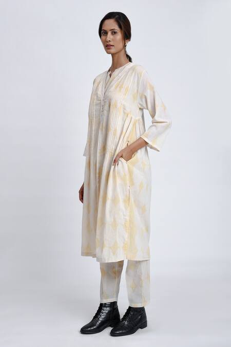 JAYATI GOENKA White Cotton Collared, Button-down Neck Geometric Print Robe Pant Set Online at Aza Fashions JAYATI GOENKA_White Cotton Collared, Button-down Neck Geometric Print Robe Pant Set _Online_at_Aza_Fashions