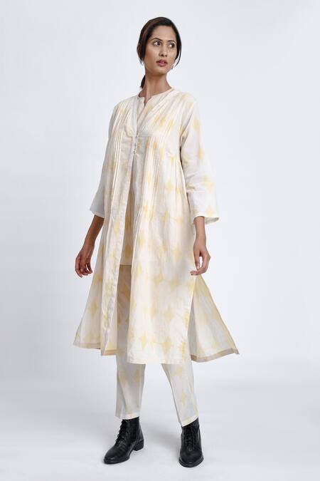 JAYATI GOENKA White Cotton Collared, Button-down Neck Geometric Print Robe Pant Set at Aza Fashions JAYATI GOENKA_White Cotton Collared, Button-down Neck Geometric Print Robe Pant Set _at_Aza_Fashions