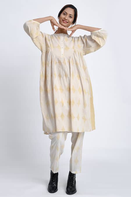 JAYATI GOENKA White Cotton Embroidery Round Neck Geometric Print Tunic And Trouser Set Online at Aza Fashions JAYATI GOENKA_White Cotton Embroidery Round Neck Geometric Print Tunic And Trouser Set _Online_at_Aza_Fashions