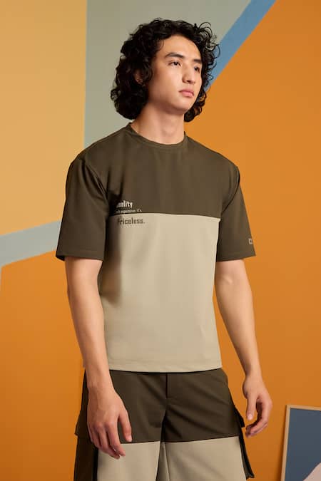 Muvazo Chromatic Crazee Typographic Pattern Tee 