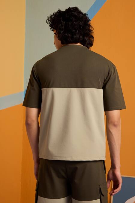 Muvazo Chromatic Crazee Typographic Pattern Tee 