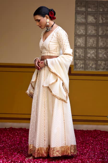 Baaro Masi_White Lehenga And Blouse Jamdani Cotton Embroidered Lappa V Neck Set _Online_at_Aza_Fashions