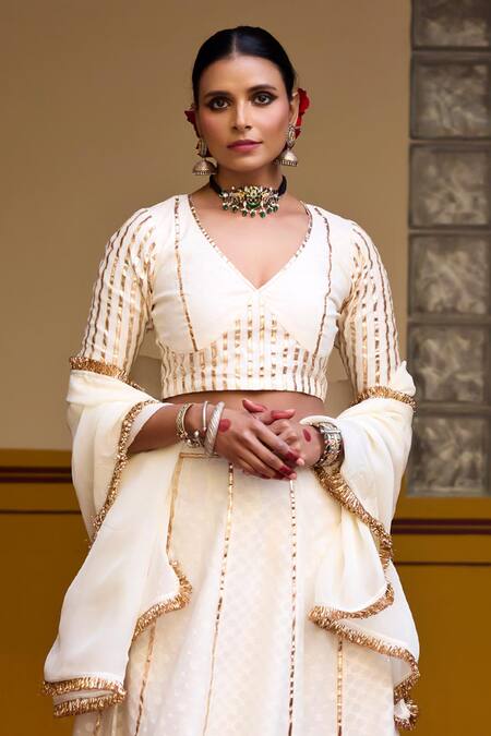 Baaro Masi_White Lehenga And Blouse Jamdani Cotton Embroidered Lappa V Neck Set _at_Aza_Fashions