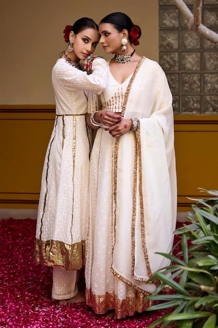 Buy_Baaro Masi_White Lehenga And Blouse Jamdani Cotton Embroidered Lappa V Neck Set 