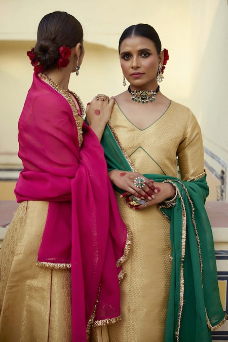 Buy_Baaro Masi_Gold Brocade, Organza Embroidery V-neck Floral Motifs Kurta Set 