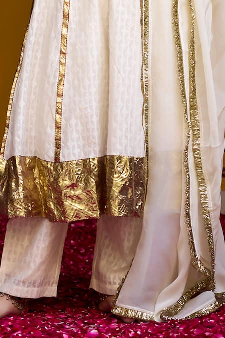 Baaro Masi_White Jacquard, Organza Embroidery Split V-neck Floral And Thread Anarkali Set _Online_at_Aza_Fashions