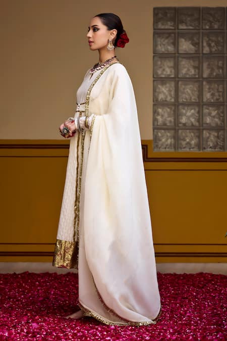 Buy_Baaro Masi_White Jacquard, Organza Embroidery Split V-neck Floral And Thread Anarkali Set _Online_at_Aza_Fashions