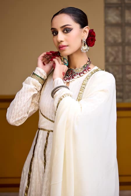 Baaro Masi_White Jacquard, Organza Embroidery Split V-neck Floral And Thread Anarkali Set _at_Aza_Fashions