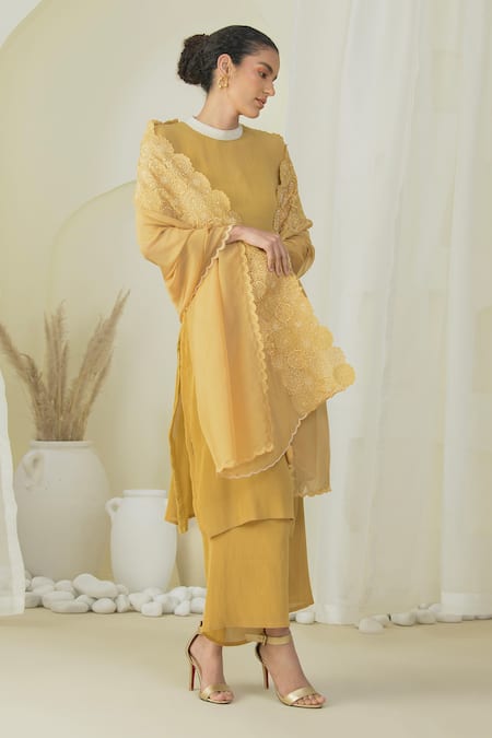 PREETI MEHTA Kurta Set With Flower Embroidered Dupatta 