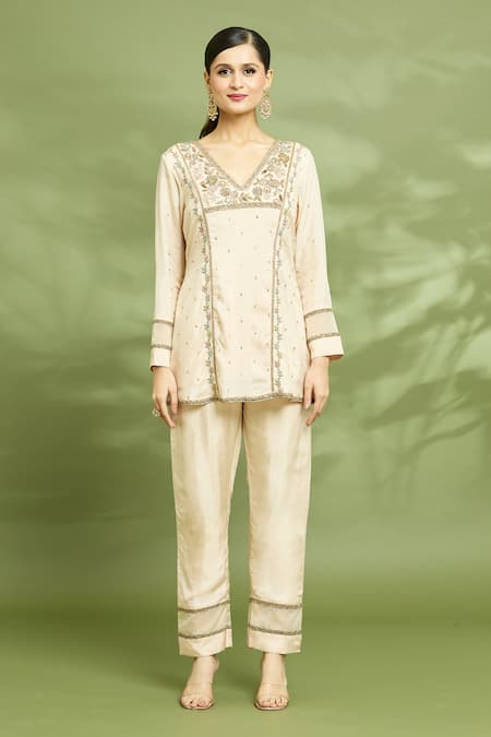 Enamour By Radha Ivory Organza, Silk Sequins, Zari V-neck Embroidered Tunic Pant Set Online at Aza Fashions Enamour By Radha_Ivory Organza, Silk Sequins, Zari V-neck Embroidered Tunic Pant Set _Online_at_Aza_Fashions