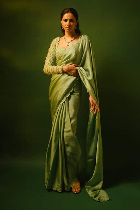 ISSA STUDIO BY CHETANA & SWATHI Green Falling Organza Solid Square Neck Alica Scallop Border Saree Set 