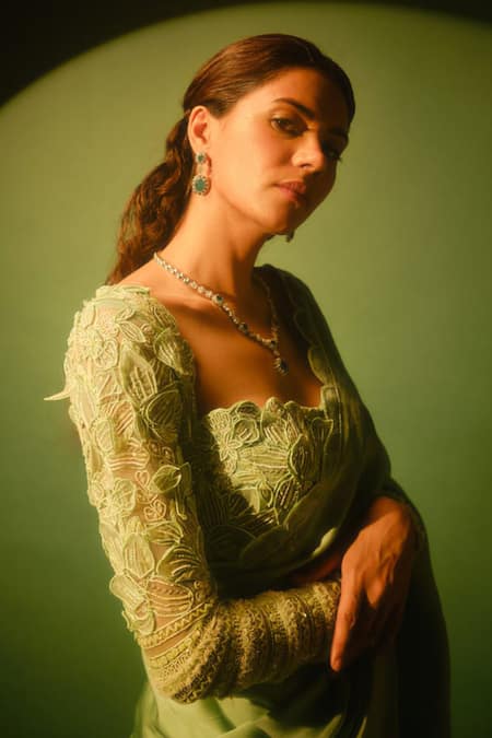 Issa Studio By Chetana & Swathi Green Net, Organza Pearls, Embroidery Alica Solid Scallop Border Saree Set Online at Aza Fashions Issa Studio By Chetana & Swathi_Green Net, Organza Pearls, Embroidery Alica Solid Scallop Border Saree Set _Online_at_Aza_Fashions