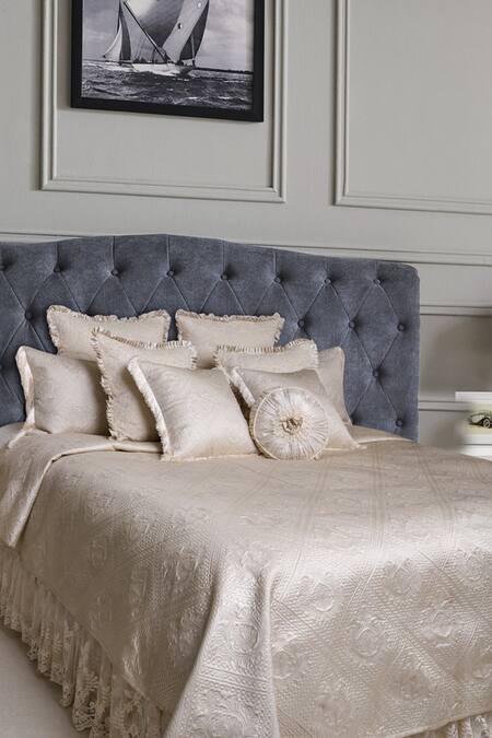 Shop Diva Riche Cream Washable Silk Paisley Bijou Quilted Pattern Bedding Set at Aza Fashions Shop_Diva Riche_Cream Washable Silk Paisley Bijou Quilted Pattern Bedding Set_at_Aza_Fashions