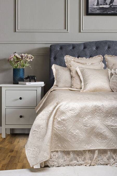 Diva Riche Cream Washable Silk Paisley Bijou Quilted Pattern Bedding Set Online at Aza Fashions Diva Riche_Cream Washable Silk Paisley Bijou Quilted Pattern Bedding Set_Online_at_Aza_Fashions
