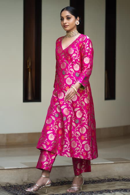 Shop SOBARIKO Pink Silk Embroidery V-neck Flora Jaal Handwoven Straight Kurta Set at Aza Fashions Shop_SOBARIKO_Pink Silk Embroidery V-neck Flora Jaal Handwoven Straight Kurta Set _at_Aza_Fashions