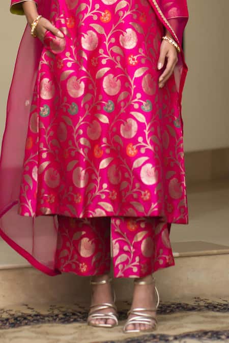 Shop SOBARIKO Pink Silk Embroidery V-neck Flora Jaal Handwoven Straight Kurta Set Online at Aza Fashions Shop_SOBARIKO_Pink Silk Embroidery V-neck Flora Jaal Handwoven Straight Kurta Set _Online_at_Aza_Fashions
