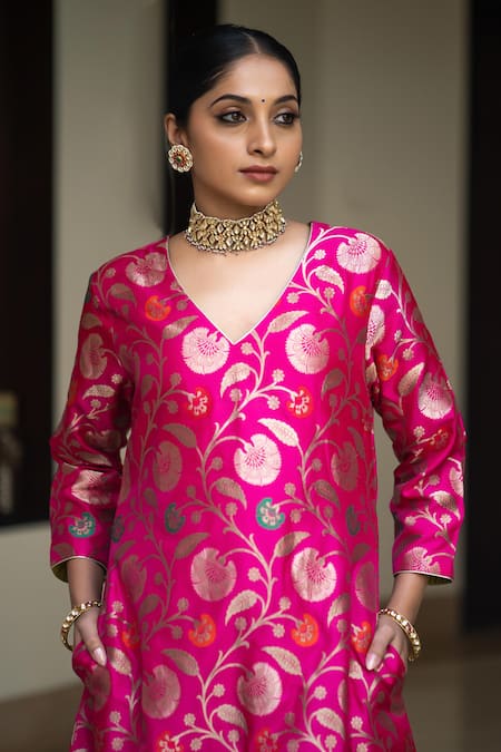 SOBARIKO Pink Silk Embroidery V-neck Flora Jaal Handwoven Straight Kurta Set at Aza Fashions SOBARIKO_Pink Silk Embroidery V-neck Flora Jaal Handwoven Straight Kurta Set _at_Aza_Fashions