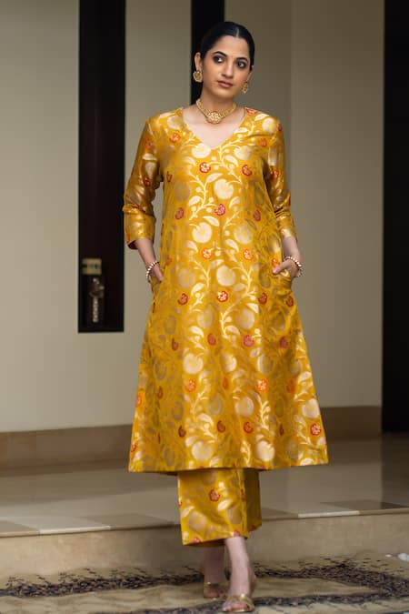 Buy_Sobariko_Yellow Silk Lace, Embroidery V-neck Handwoven Straight Kurta Set 